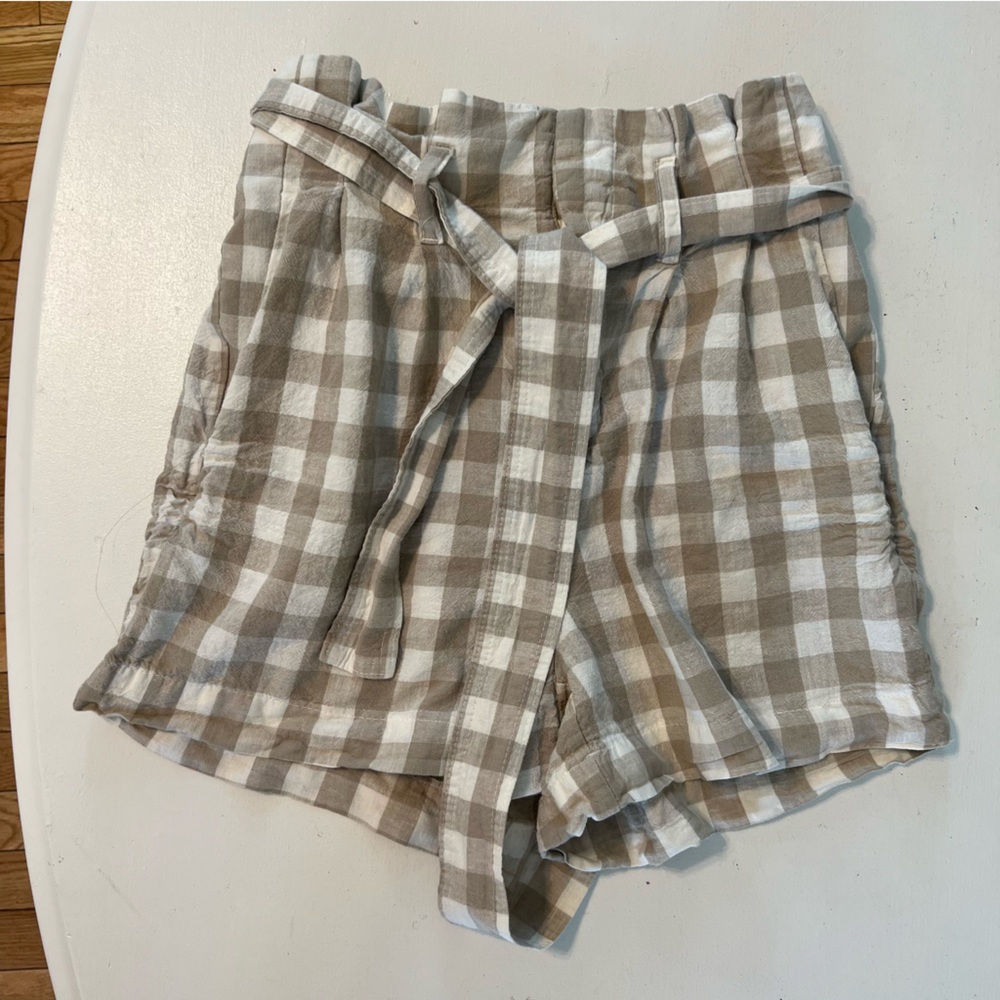 A New Day tan and white shorts with pockets and tie. XS. C18